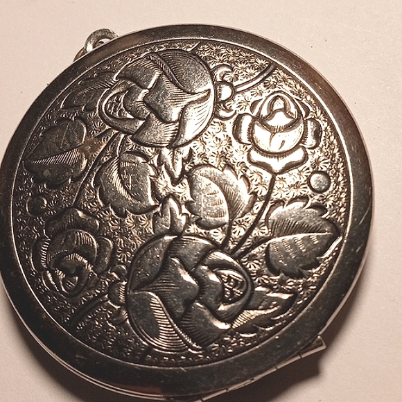 Sterling Silver Locket vintage marked Sterling. 13.36 grams.. - Picture 10 of 10